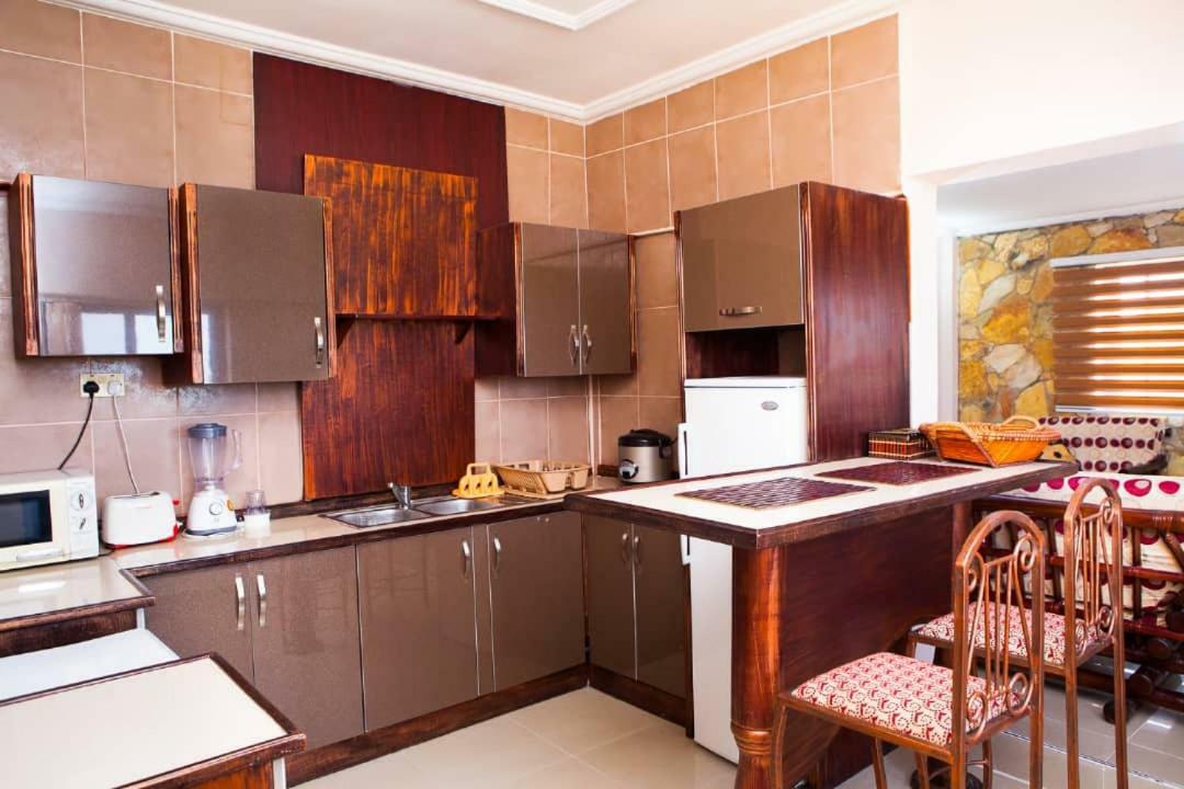 Maxwell Court Apartments Accra Extérieur photo